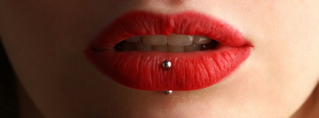 ¿Cuáles son los riesgos asociados a los piercings en la boca?